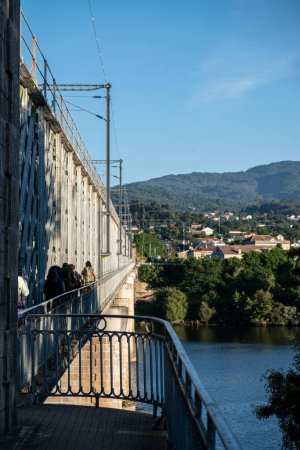 Foto de Peregrinos a Santiago de Compostela cruzan el puente internacional entre Portugal y España que une las ciudades de Tui y Valenca do Minho. - Imagen libre de derechos