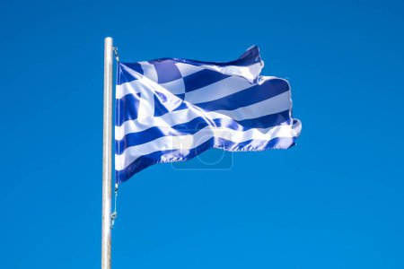 Una bandera de Grecia ondeando al viento