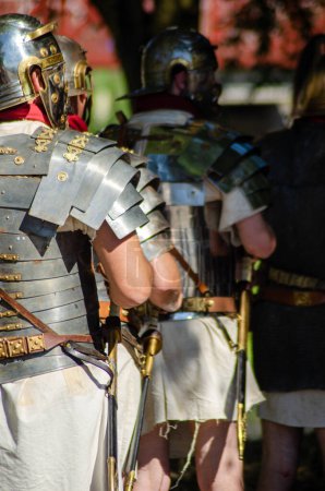 Téléchargez les photos : Soldats légionnaires romains au festival de reconstitution historique - en image libre de droit