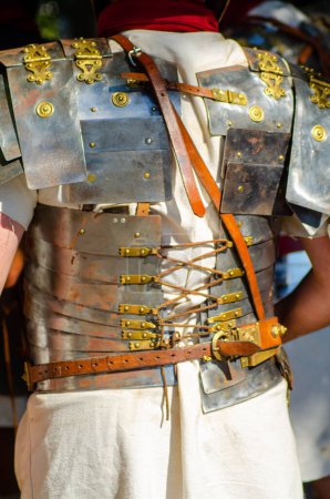 Téléchargez les photos : Soldat romain avec le dos tourné en armure lorica segmentata lors d'un festival de reconstitution historique - en image libre de droit