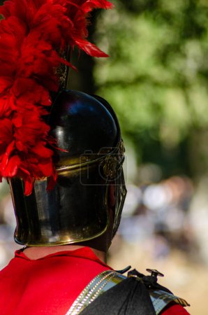 Téléchargez les photos : Centurion romain avec le dos tourné à un événement de reconstitution historique - en image libre de droit