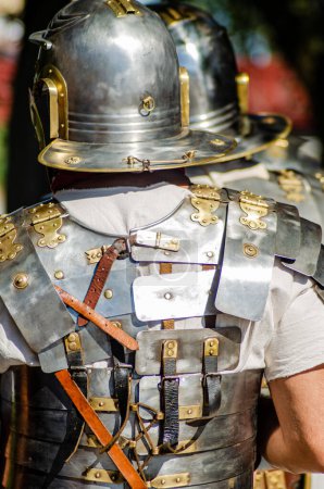 Téléchargez les photos : Vue arrière d'une légionnaire romaine en lorica segmentata armure et casque - en image libre de droit