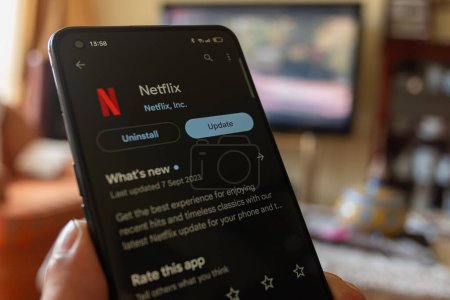 Foto de Madrid, España: 09 11 2023: persona que utiliza la aplicación Netflix en la sala de estar de su casa - Imagen libre de derechos