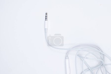 Téléchargez les photos : Gros plan d'écouteurs débranchés connecteur mini-jack smartphone - en image libre de droit