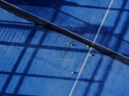 Téléchargez les photos : Vue aérienne par drone d'un filet de court de paddle tennis et de cinq balles - en image libre de droit