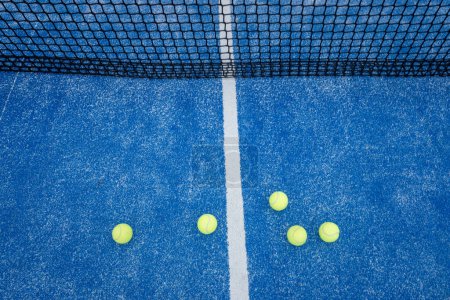 Téléchargez les photos : Filet de court de tennis de pagaie bleu avec cinq balles à proximité, concept de sport de raquette - en image libre de droit
