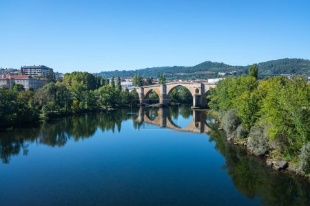 rivière minho dans la ville d'Ourense, vieux pont