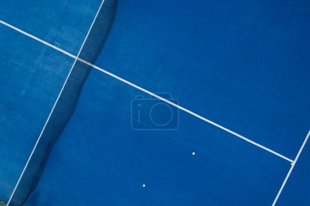 Téléchargez les photos : Drone vue aérienne d'un court de paddle tennis bleu - en image libre de droit