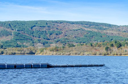 Téléchargez les photos : Ponton flottant sur le rivage d'un réservoir - en image libre de droit