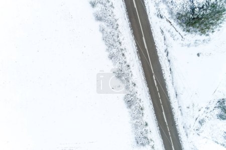 Téléchargez les photos : Vue aérienne sur drone d'une autoroute dans un paysage enneigé - en image libre de droit