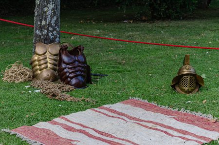 Téléchargez les photos : Cuirasses de gladiateur et casque lors d'une fête de reconstitution historique - en image libre de droit