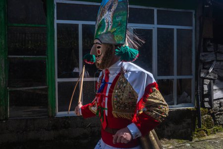 Foto de Traje tradicional Peliqueiro del carnaval de Laza, Ourense. Galicia, España - Imagen libre de derechos