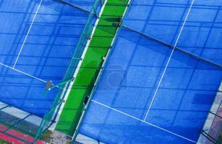 Luftaufnahme eines Teils von zwei Paddle-Tennisplätzen, Blick von oben