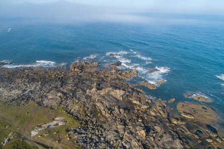 vista aérea del dron de la costa rocosa en el océano atlántico