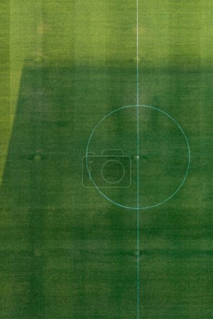 Vue aérienne du centre d'un terrain de football en herbe.