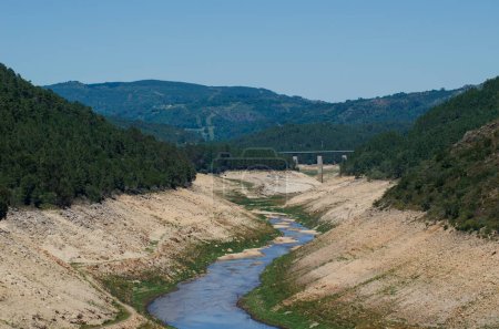 lecho del río con poca agua debido a la sequía causada por el cambio climático, España