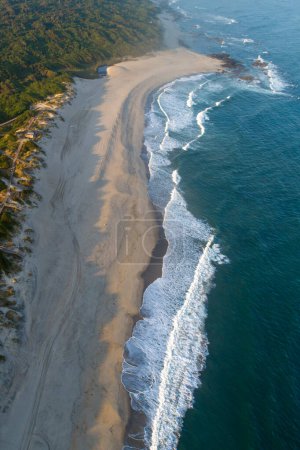Foto de Paisaje marino de verano hermosas olas, agua azul del mar en el día soleado. Vista superior desde el dron. - Imagen libre de derechos