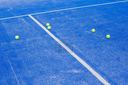 selektiver Fokus, mehrere Paddle-Tennisbälle auf einem blauen Kunstrasen-Paddle-Tennisplatz