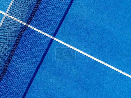 Zenithal Luftaufnahme eines Paddel-Tennisplatzes