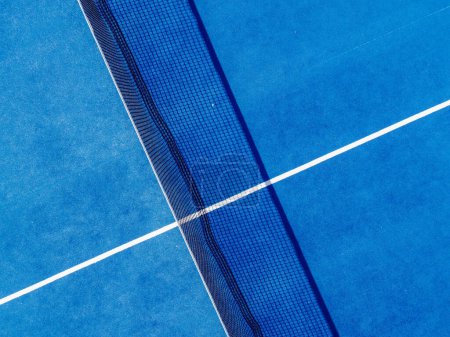 Vue aérienne d'un filet et d'une partie d'un court de paddle tennis