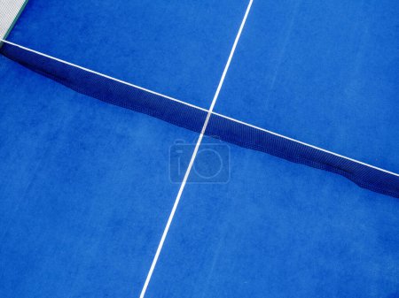 Azul césped artificial pádel pista de tenis vista aérea con dron, raqueta concepto de deportes