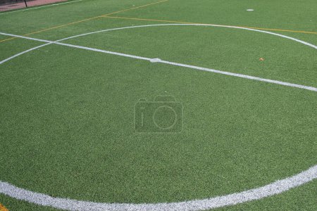 círculo central de un campo de fútbol de césped artificial