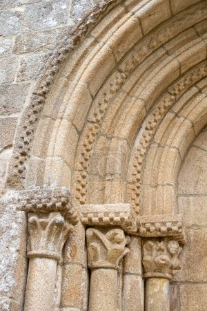 Detail der Tür der Kirche des mittelalterlichen romanischen Klosters Santa Cristina de Ribas de Sil. Ribeira Sacra, Weltkulturerbe in Galicien, Spanien