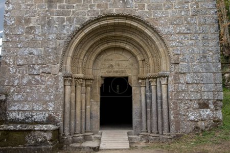 Tür der Kirche des mittelalterlichen romanischen Klosters Santa Cristina de Ribas de Sil. Ribeira Sacra, Weltkulturerbe in Galicien, Spanien