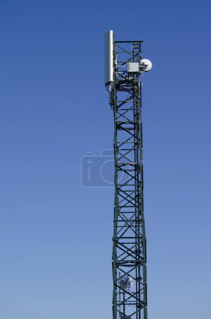 Torre de telecomunicaciones aislada contra un cielo azul