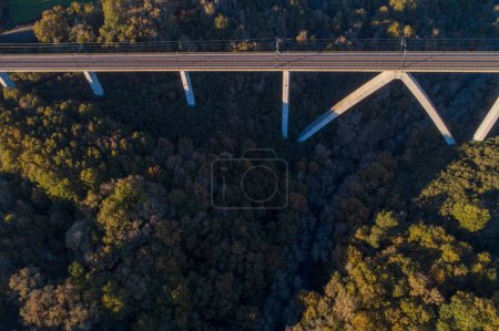 Vista aérea de un viaducto de tren de alta velocidad al atardecer