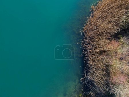 Luftaufnahme eines türkisfarbenen Ufers der Lagune