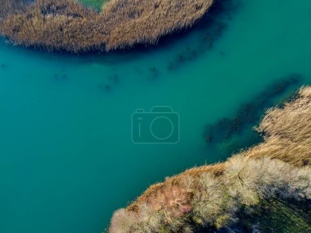 Luftaufnahme einer türkisfarbenen Lagunenküste