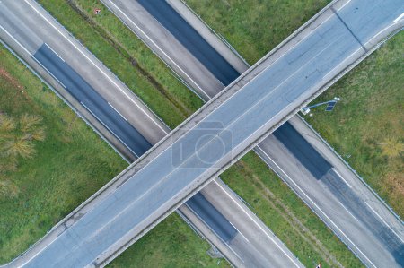 Téléchargez les photos : Drone vue aérienne d'un viaduc sur une autoroute, concept de transport - en image libre de droit