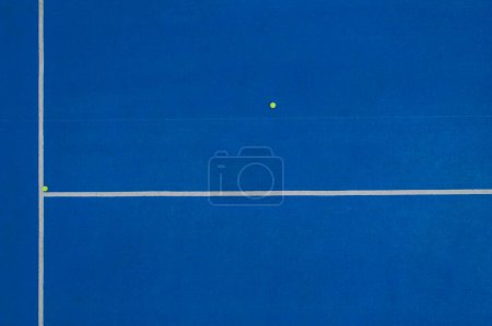Drohne Luftaufnahme von drei Ball auf einem blauen Paddle-Tennisplatz, Schläger Sport