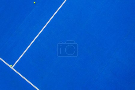 Luftaufnahme eines blauen Paddle-Tennisplatzes aus der Vogelperspektive mit Bällen auf der Oberfläche