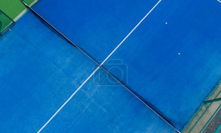 Drohne Luftaufnahme eines blauen Paddle-Tennisplatzes mit Bällen