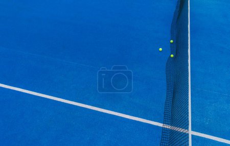 Drohne Luftaufnahme eines blauen Paddle-Tennisplatzes
