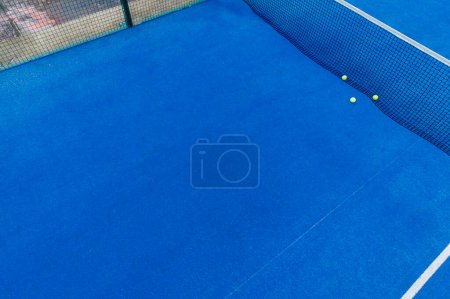 Drohne Luftaufnahme eines Paddle-Tennisplatzes blau