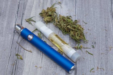 CDB. Extrait d'huile de cannabis en cartouche de stylo Vape et bourgeons de marijuana