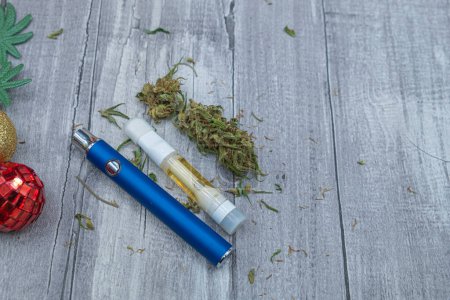 Téléchargez les photos : CDB. Extrait d'huile de cannabis dans la cartouche de stylo Vape et les bourgeons de marijuana. Mauvaise herbe médicinale - en image libre de droit