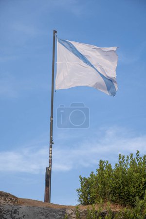 Blick auf die galicische Flagge, die im Wind flattert. Spanien