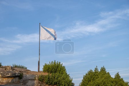 Blick auf die galicische Flagge, die im Wind flattert