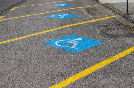 Mehrere Parkplätze für Fahrer mit besonderen Fähigkeiten reserviert