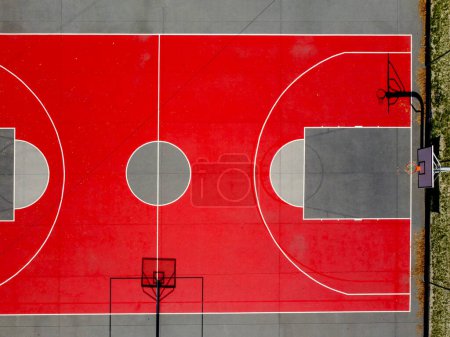 Foto de Vista aérea del dron de una cancha de baloncesto al aire libre - Imagen libre de derechos