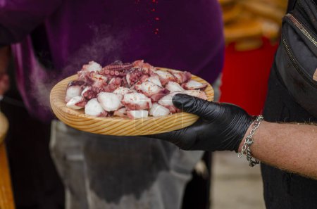 vista de una deliciosa porción de pulpo cocinado al estilo gallego, pulpo a feira