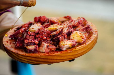 selektiver Fokus, Detail einer Portion Oktopus im galicischen Stil gekocht, pulpo a feira