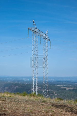 Foto de Vista de una torre de metal de alto voltaje - Imagen libre de derechos