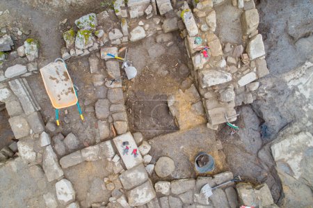 Foto de Vista aérea cenital, detalle de una excavación arqueológica - Imagen libre de derechos