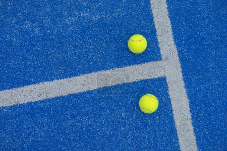 Téléchargez les photos : Deux balles à côté des lignes d'un court de paddle tennis - en image libre de droit