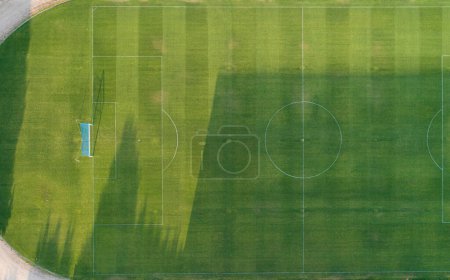 Zenithal Luftaufnahme mit Drohne von einem Naturrasen-Fußballplatz